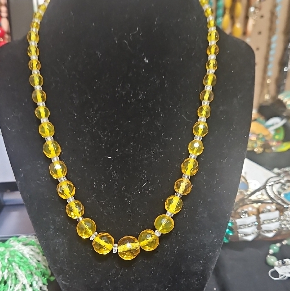 Elegant Yellow Glass Faceted Beaded Necklace 1940s